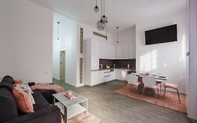 Stunning, Newly Renovated Central Apartment