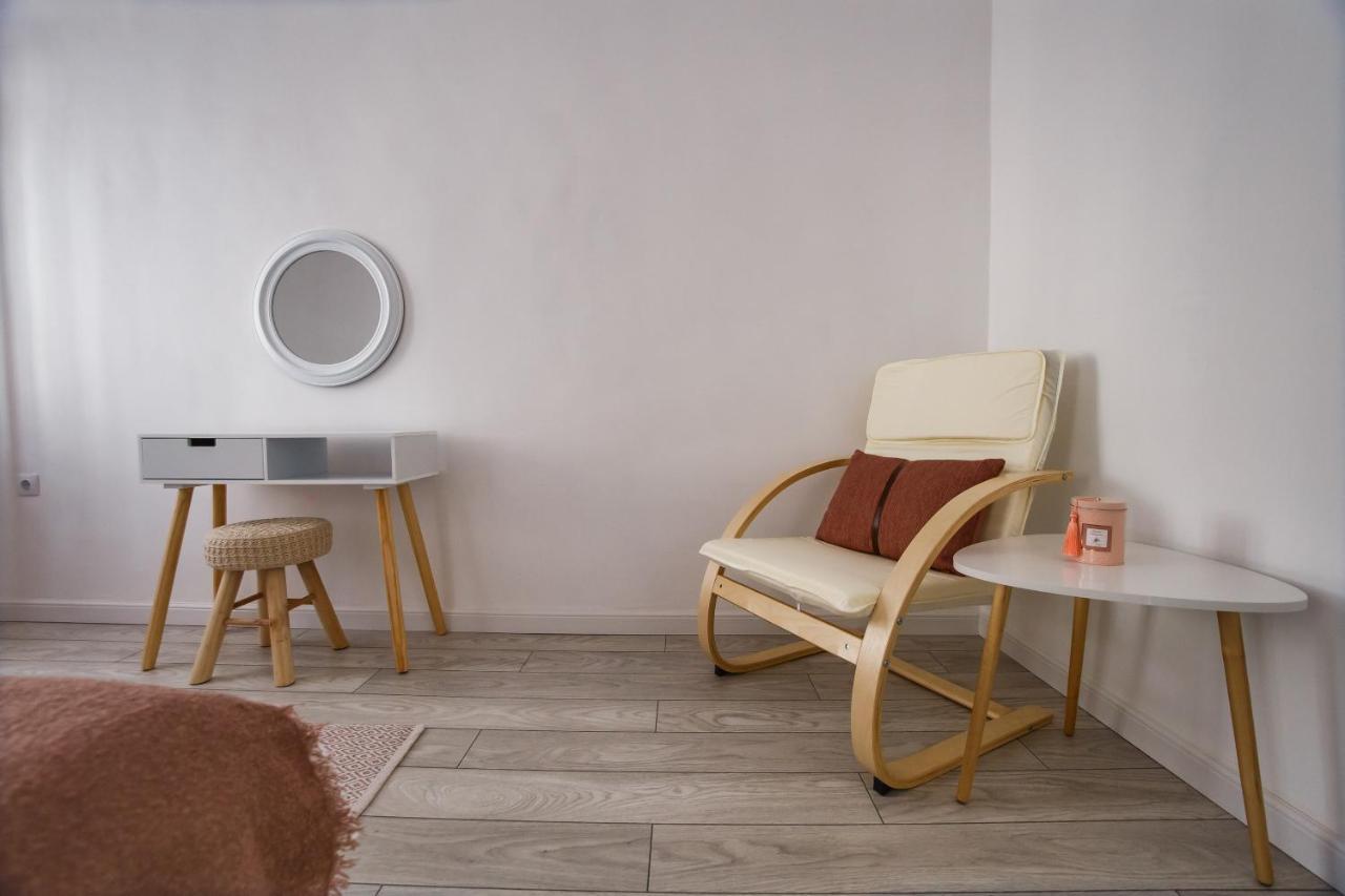 Stunning, Newly Renovated Central Apartment Oradea Exterior photo