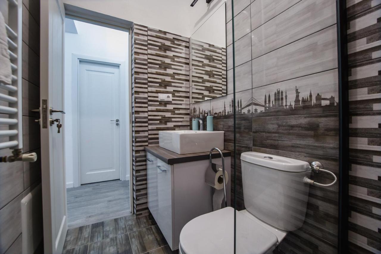 Stunning, Newly Renovated Central Apartment Oradea Exterior photo